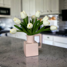 Cargar imagen en el visor de la galería, Arreglo Petit Tulip - Marycielo Mendoza Design