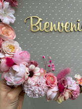 Cargar imagen en el visor de la galería, Bastidor Decorativo "Bienvenidos" Rosa - Marycielo Mendoza Design