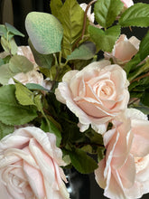 Cargar imagen en el visor de la galería, Copy of Arreglo Pink Rose - Marycielo Mendoza Design