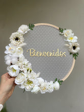 Cargar imagen en el visor de la galería, Bastidor Decorativo "Bienvenidos" Blanco - Marycielo Mendoza Design