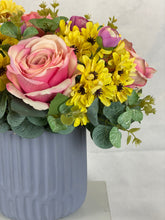 Cargar imagen en el visor de la galería, Arreglo Kate - Marycielo Mendoza Design