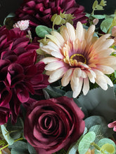 Cargar imagen en el visor de la galería, Arreglo Royal Red - Marycielo Mendoza Design