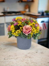 Cargar imagen en el visor de la galería, Arreglo Kate - Marycielo Mendoza Design