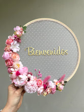 Cargar imagen en el visor de la galería, Bastidor Decorativo "Bienvenidos" Rosa - Marycielo Mendoza Design