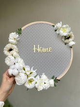 Cargar imagen en el visor de la galería, Bastidor Decorativo "Home" Blanco - Marycielo Mendoza Design