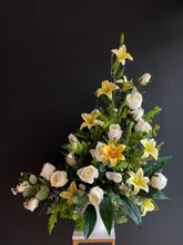 Cargar imagen en el visor de la galería, Arreglo Estilo Capilla - Marycielo Mendoza Design