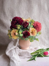 Cargar imagen en el visor de la galería, Arreglo Royal Red - Marycielo Mendoza Design