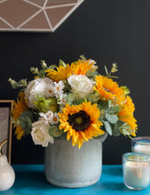 Cargar imagen en el visor de la galería, Arreglo Lilibeth - Marycielo Mendoza Design