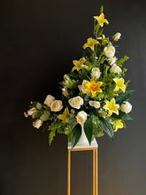 Cargar imagen en el visor de la galería, Arreglo Estilo Capilla - Marycielo Mendoza Design