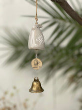 Cargar imagen en el visor de la galería, Colgante con Campana Conejo - Marycielo Mendoza Design