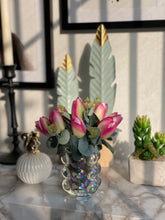 Cargar imagen en el visor de la galería, Arreglo Blooming Tulips base Nácar - Marycielo Mendoza Design