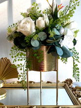 Cargar imagen en el visor de la galería, Arreglo Golden White - Marycielo Mendoza Design