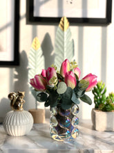 Cargar imagen en el visor de la galería, Arreglo Blooming Tulips base Nácar - Marycielo Mendoza Design