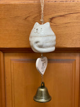 Cargar imagen en el visor de la galería, Colgante con Campana Gatito - Marycielo Mendoza Design