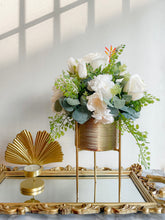 Cargar imagen en el visor de la galería, Arreglo Golden White - Marycielo Mendoza Design