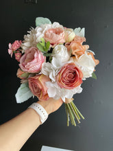 Cargar imagen en el visor de la galería, Ramo de Novia Asturias - Marycielo Mendoza Design