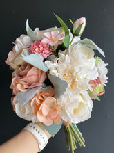 Cargar imagen en el visor de la galería, Ramo de Novia Asturias - Marycielo Mendoza Design