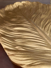 Cargar imagen en el visor de la galería, Bandeja Dorada Hoja - Marycielo Mendoza Design
